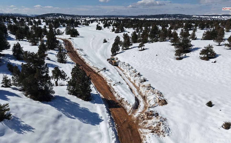 Göksun’da kar küreme ve heyelan temizliği aralıksız devam ediyor