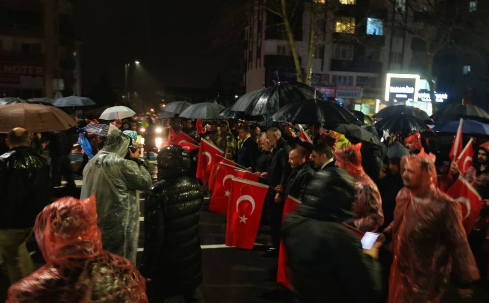 Kortej Yürüyüşü Yağmur Altında Başladı