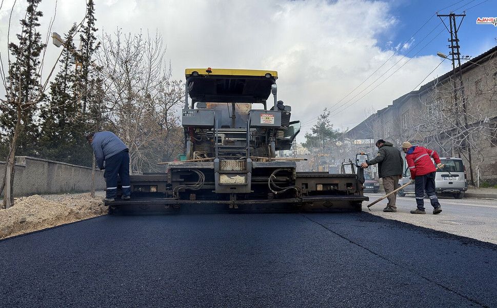 Dulkadiroğlu’nda Rafet Efendi Caddesi sıcak asfaltla yenileniyor