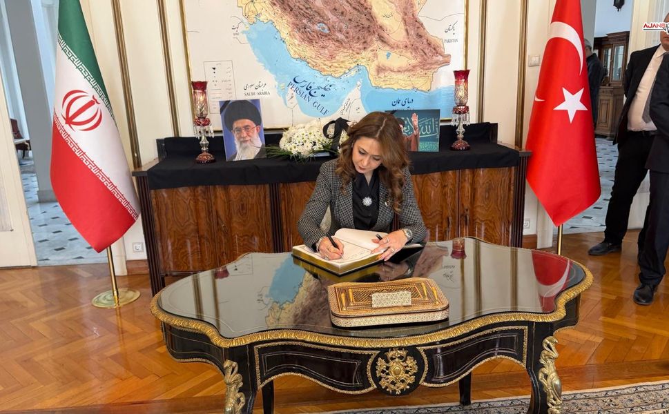 Kahramanmaraş Milletvekili Karakoç İran Taziye Defterini İmzaladı